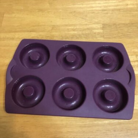New Tupperware Silicone Baking Mold Ring Form Doughnut Donut - Picture 3 of 3